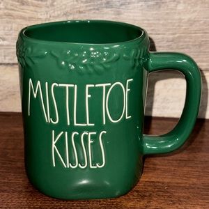 Super Cute 🥰 MISTLETOE KISSES Mug by RAE DUNN - NEW